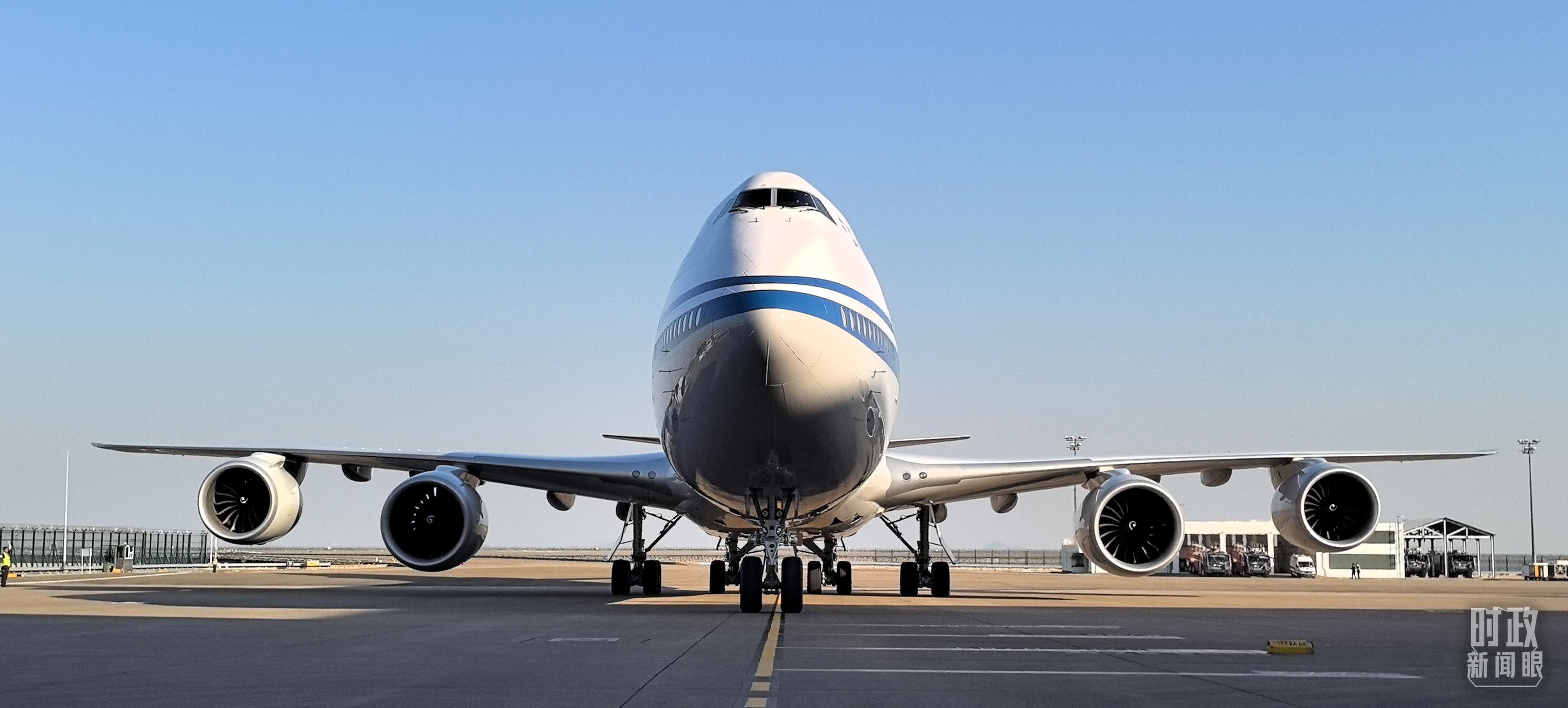 △習(xí)主席專機(jī)抵達(dá)澳門國(guó)際機(jī)場(chǎng)。（總臺(tái)央視記者王子杭拍攝）