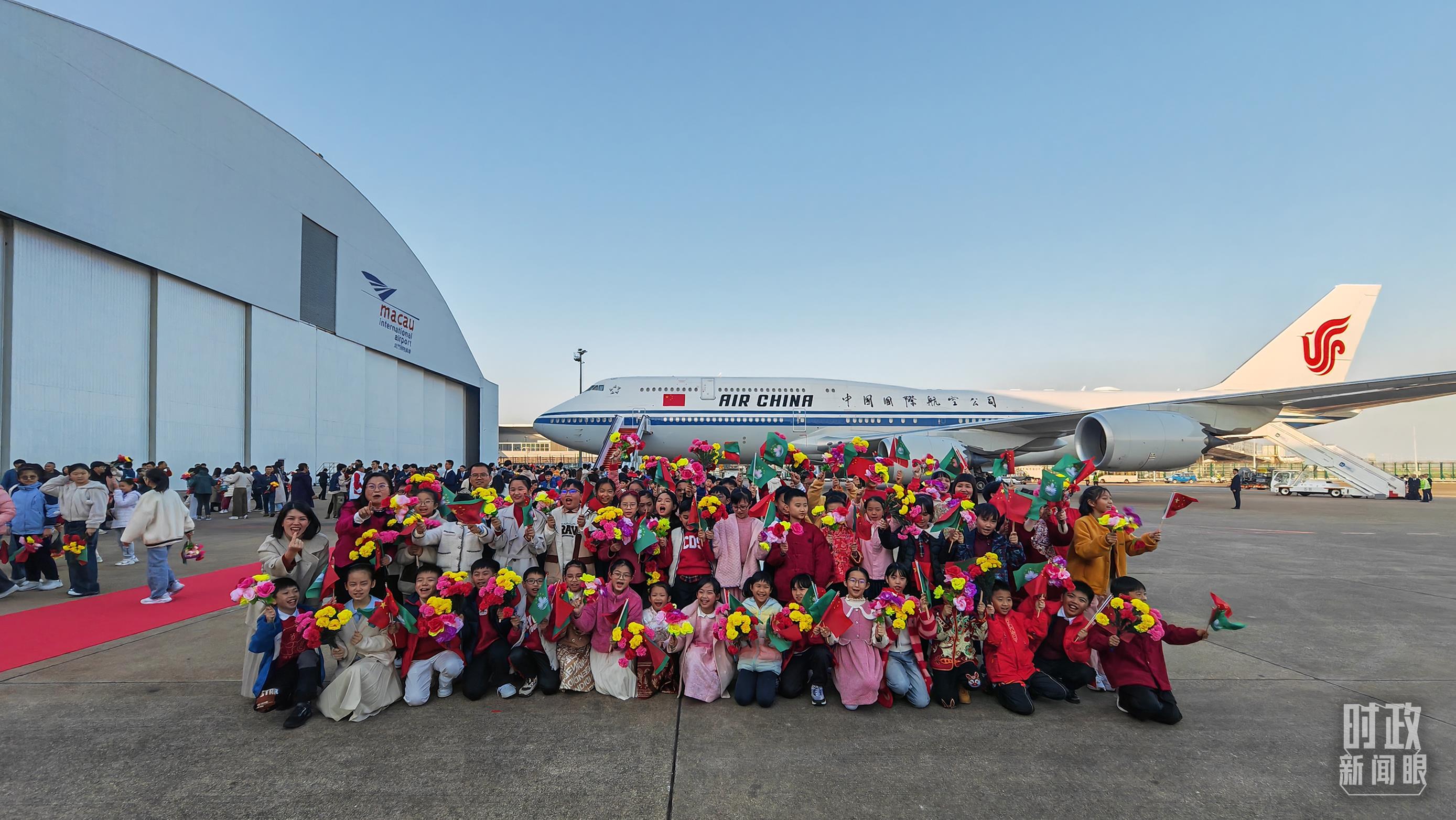 △歡迎儀式后，歡迎人群合影留念。（總臺(tái)央視記者劉琦拍攝）