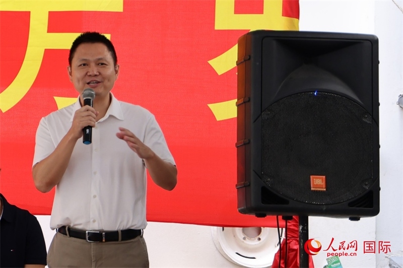 中國(guó)駐里約總領(lǐng)館副總領(lǐng)事王尉育在捐贈(zèng)活動(dòng)上致辭。人民網(wǎng)記者 陳海琪攝