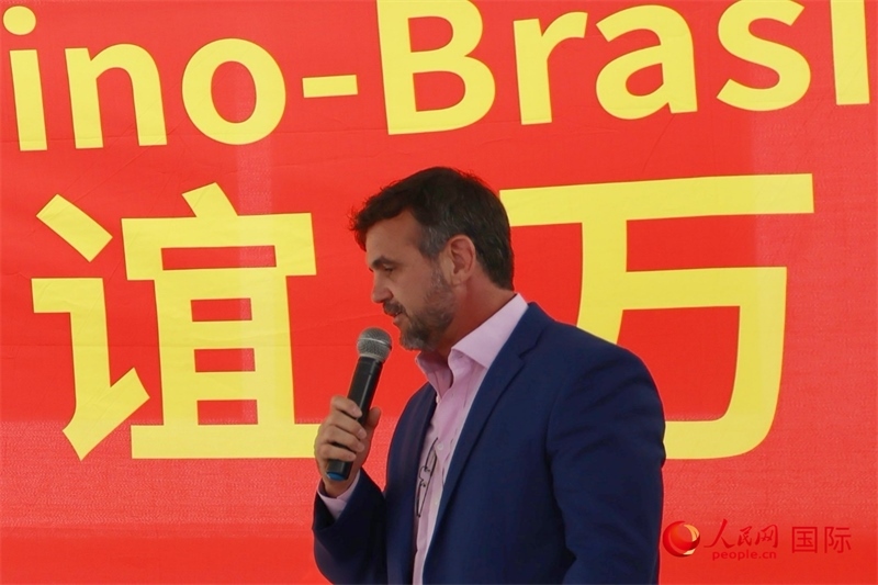 里約州國(guó)家環(huán)境研究所所長(zhǎng)雷納托·若爾當(dāng)在捐贈(zèng)活動(dòng)上致辭。人民網(wǎng)記者 陳海琪攝