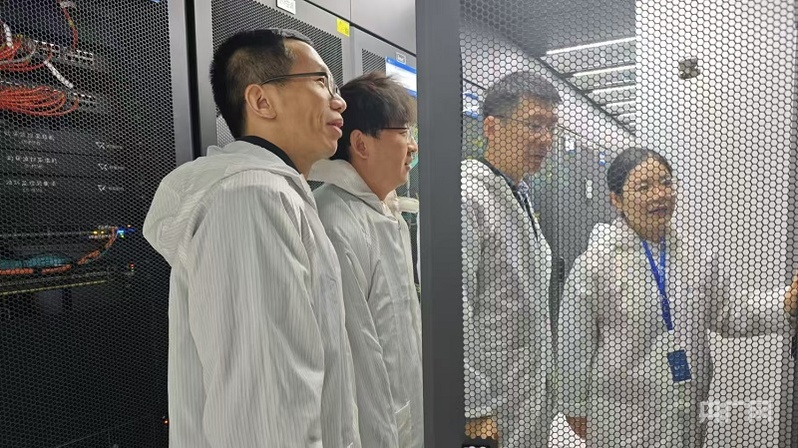 陳平平和團(tuán)隊(duì)在實(shí)驗(yàn)室設(shè)備機(jī)房開展創(chuàng)新網(wǎng)絡(luò)測試驗(yàn)證(央廣網(wǎng)記者 王錫斐 攝)