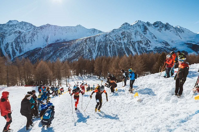 中國隊布魯爾（4號）在比賽中保持領(lǐng)先。中國滑雪登山隊供圖