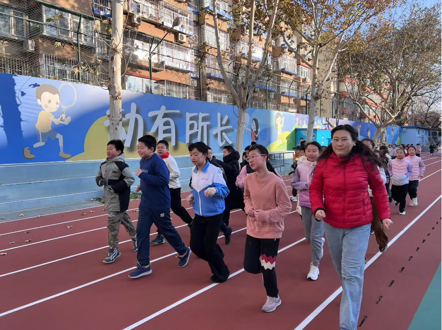 學(xué)生們?cè)诎嘀魅闻阃屡懿?。人民網(wǎng) 白炅攝