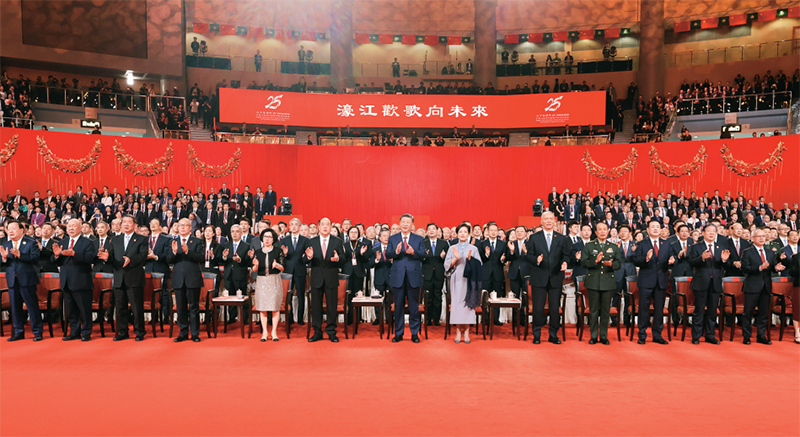 2024年12月19日晚，慶祝澳門回歸祖國(guó)25周年文藝晚會(huì)在澳門東亞運(yùn)動(dòng)會(huì)體育館舉行。中共中央總書記、國(guó)家主席、中央軍委主席習(xí)近平觀看演出。晚會(huì)最后，習(xí)近平同全場(chǎng)觀眾一起高唱《歌唱祖國(guó)》。 新華社記者 丁林/攝