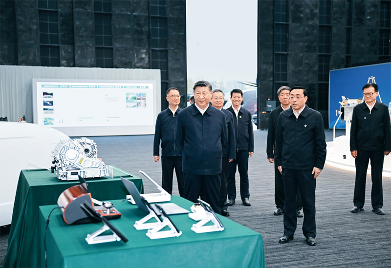 2024年10月17日至18日，中共中央總書記、國(guó)家主席、中央軍委主席習(xí)近平在安徽考察。這是17日下午，習(xí)近平在合肥濱湖科學(xué)城察看安徽省重大科技創(chuàng)新成果集中展示。 新華社記者 謝環(huán)馳/攝