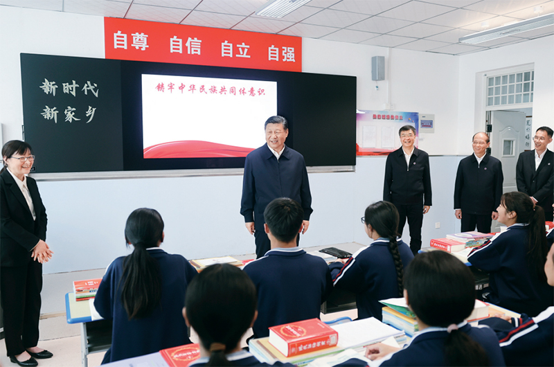 2024年6月18日至19日，中共中央總書記、國(guó)家主席、中央軍委主席習(xí)近平在青?？疾?。這是18日下午，習(xí)近平在果洛西寧民族中學(xué)高一（1）班觀摩“新時(shí)代、新家鄉(xiāng)”主題思政課。 新華社記者 鞠鵬/攝