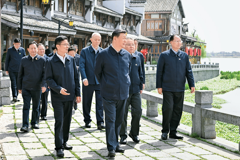 2024年3月18日至21日，中共中央總書記、國(guó)家主席、中央軍委主席習(xí)近平在湖南考察。這是19日上午，習(xí)近平在常德河街考察。 新華社記者 謝環(huán)馳/攝