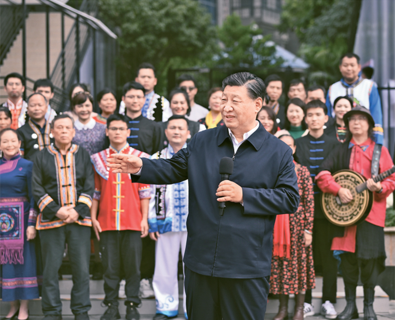 2023年12月14日至15日，中共中央總書記、國(guó)家主席、中央軍委主席習(xí)近平在廣西考察。這是14日上午，習(xí)近平在南寧市良慶區(qū)蟠龍社區(qū)考察時(shí)，同社區(qū)各族群眾親切交流。 新華社記者 燕雁/攝
