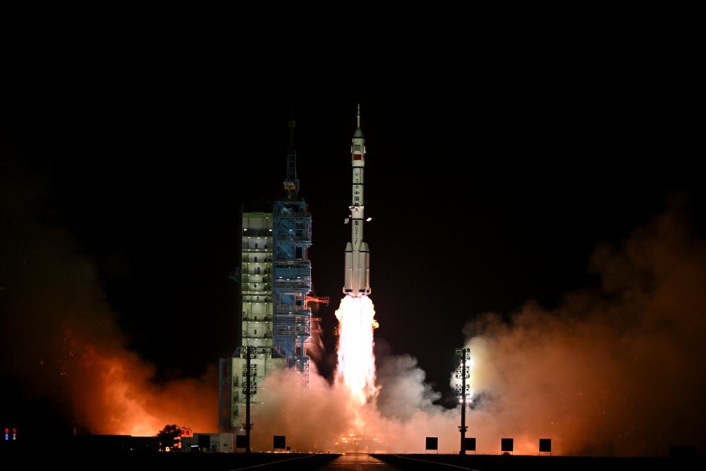 2024年10月30日，搭載神舟十九號載人飛船的長征二號F遙十九運載火箭在酒泉衛(wèi)星發(fā)射中心點火發(fā)射。新華社記者李鑫攝