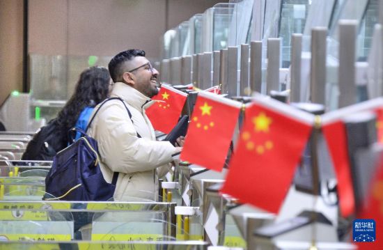 1月2日，國(guó)外旅客通過(guò)大興機(jī)場(chǎng)邊檢站入境。新華社記者 李欣 攝
