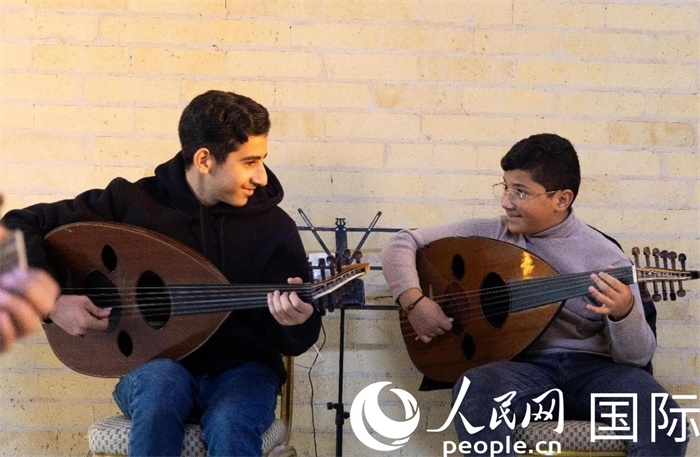 兩名年輕的烏德琴學員。人民網 伊納斯·易卜拉欣攝