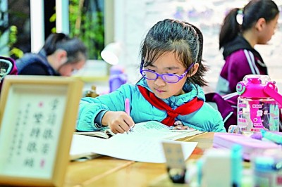 在河南洛陽市澗西區(qū)長安路街道長安路二社區(qū)共享自習(xí)室內(nèi)，孩子們在學(xué)習(xí)。李衛(wèi)超攝/光明圖片