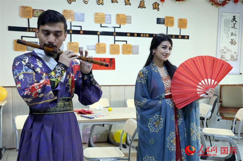 薩拉赫丁大學(xué)中文系學(xué)生們展示才藝。人民網(wǎng)伊納斯·易卜拉欣攝