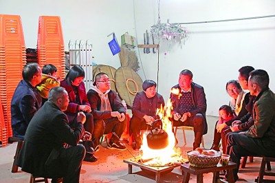 為討論蜜梨產(chǎn)業(yè)發(fā)展事宜，鸕鳥(niǎo)鎮(zhèn)開(kāi)展“圍爐夜話(huà)”。資料圖片