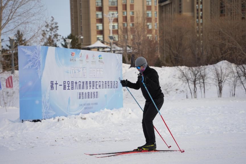 在呼倫貝爾，滑雪愛好者在城市越野滑雪公園內(nèi)滑雪。人民網(wǎng)記者 苗陽攝
