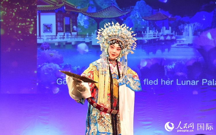 京劇經(jīng)典選段《貴妃醉酒》。人民網(wǎng)記者 殷淼攝