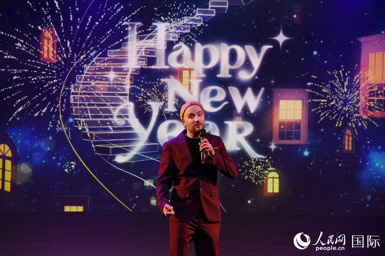 瑞典籍歌手天木演唱歌曲《Happy New Year》。人民網(wǎng)記者 殷淼攝