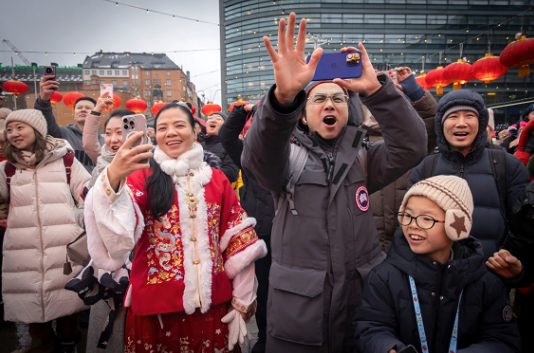 當?shù)厝A僑華人踴躍體驗中國廟會。中國駐芬蘭大使館供圖