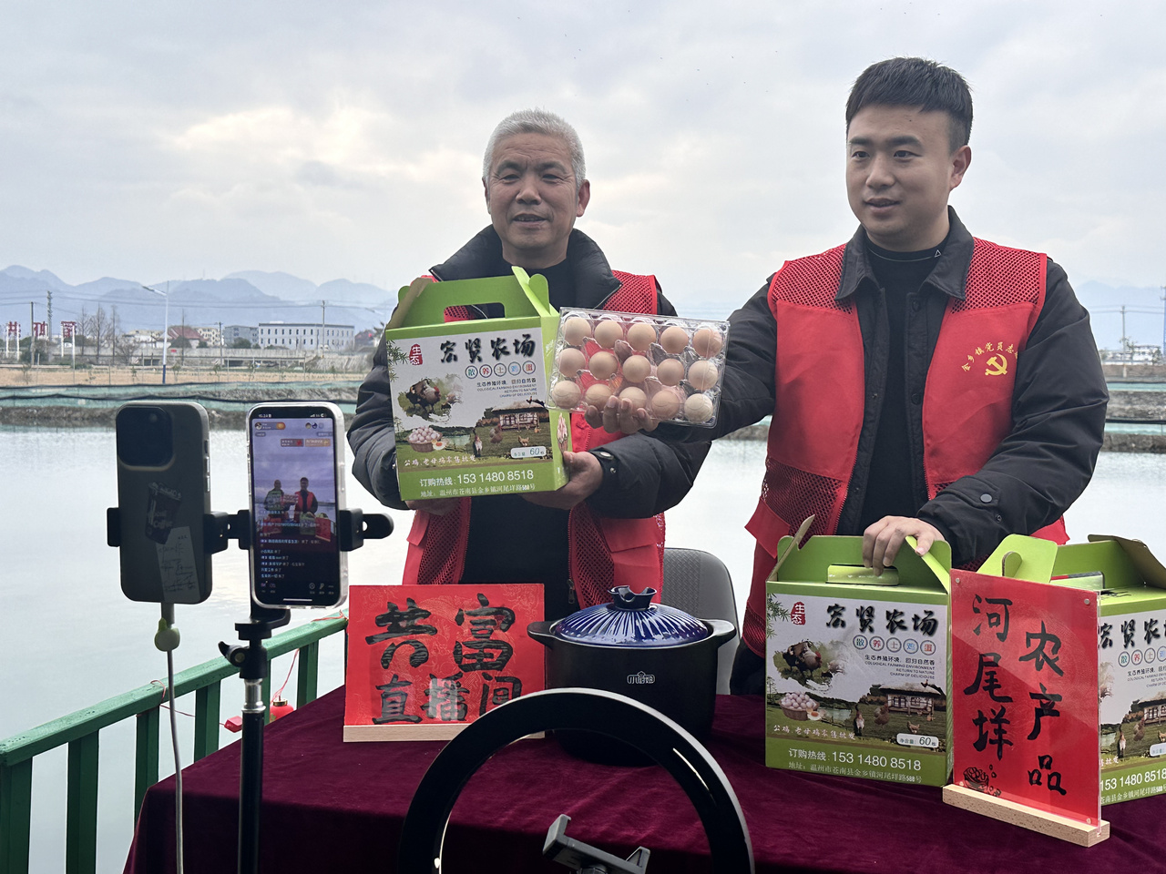 在蒼南金鄉(xiāng)鎮(zhèn)，永興、半浹連、河尾垟?shù)犬?dāng)年受災(zāi)的臨近村落，正連片建設(shè)美麗江南水鄉(xiāng)新景。圖為河尾垟村設(shè)在河邊的“共富直播間”。金鄉(xiāng)鎮(zhèn) 供圖
