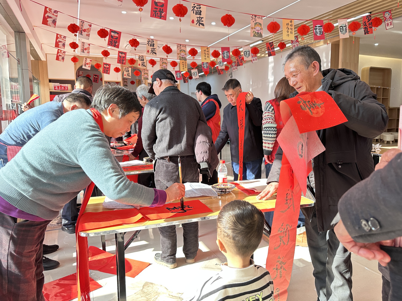 今年春節(jié)前夕，慶元縣濛洲街道同濟(jì)新村，一場(chǎng)送春聯(lián)活動(dòng)熱鬧舉行。慶元縣融媒體中心 供圖