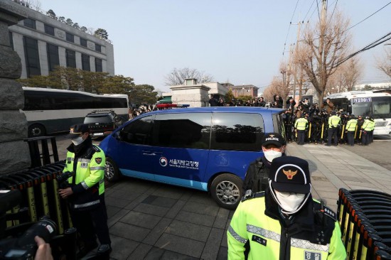  1月21日，尹錫悅乘坐的車輛進(jìn)入韓國首爾的憲法法院。新華社記者姚琪琳攝