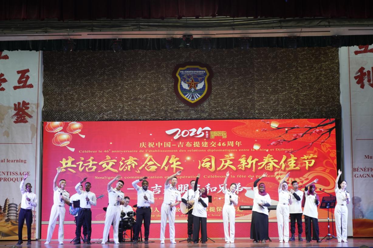 中吉兩國(guó)嘉賓合唱《友誼地久天長(zhǎng)》。主辦方供圖