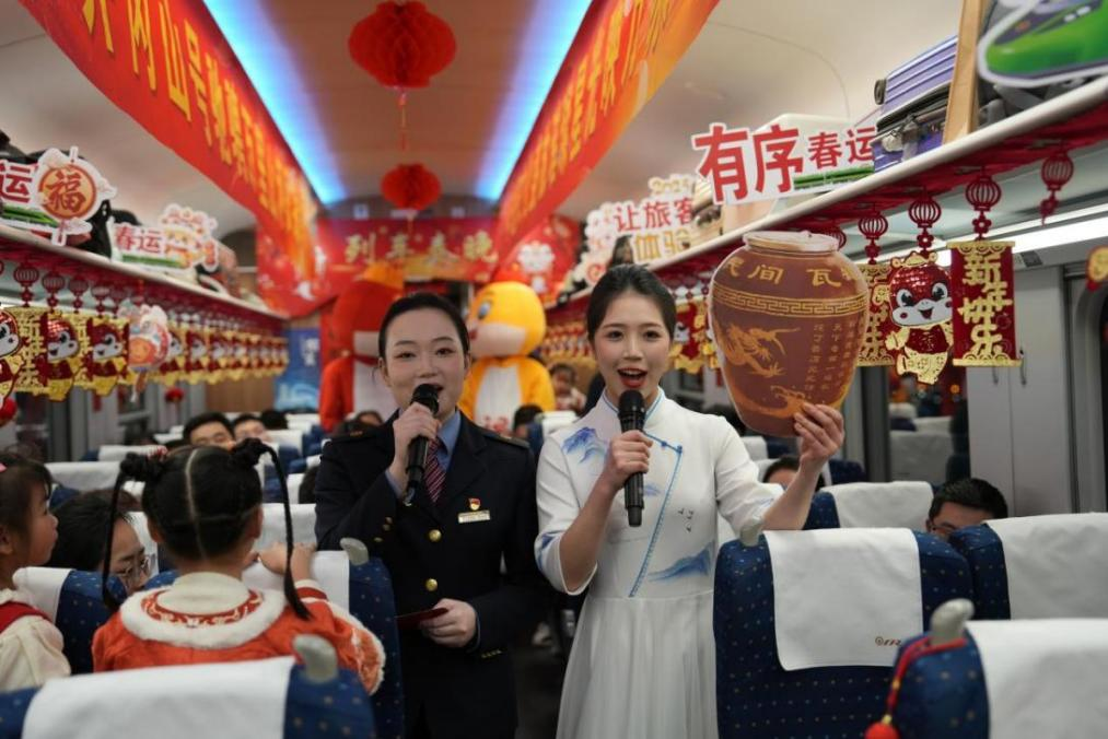 列車(chē)乘務(wù)員向旅客介紹江西美食——瓦罐湯。人民網(wǎng) 歐陽(yáng)易佳攝
