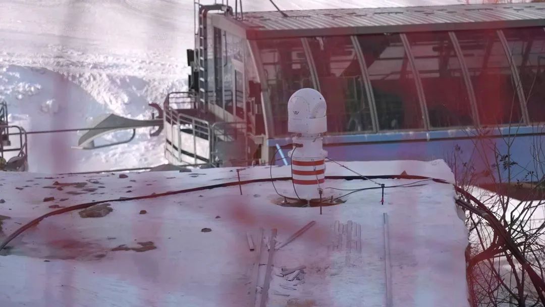 設(shè)在坡面障礙技巧和大跳臺(tái)雪道旁的激光測(cè)風(fēng)雷達(dá)。氣象部門供圖