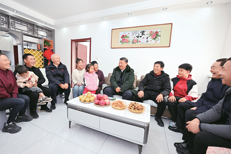 2025年1月22日至24日，中共中央總書記、國家主席、中央軍委主席習近平冒著嚴寒來到遼寧，看望慰問基層干部群眾。這是22日下午，習近平在葫蘆島市綏中縣明水滿族鄉(xiāng)祝家溝村考察時，同村民王寶維一家圍坐一起拉家常。 新華社記者 謝環(huán)馳/攝