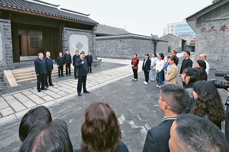 2024年10月17日至18日，中共中央總書記、國家主席、中央軍委主席習近平在安徽考察。這是17日下午，習近平在安慶桐城市六尺巷考察時，同當地居民和游客親切交流。 新華社記者 申宏/攝