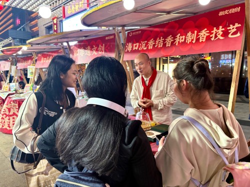 魏希望在非遺集市上介紹沉香。人民網(wǎng) 陳葉欣攝