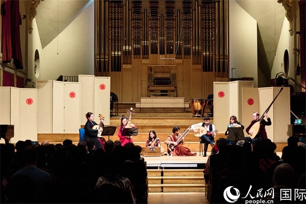 英國(guó)中樂團(tuán)和倫敦魯特琴樂團(tuán)演奏《絲綢之韻》。楊浩鵬攝