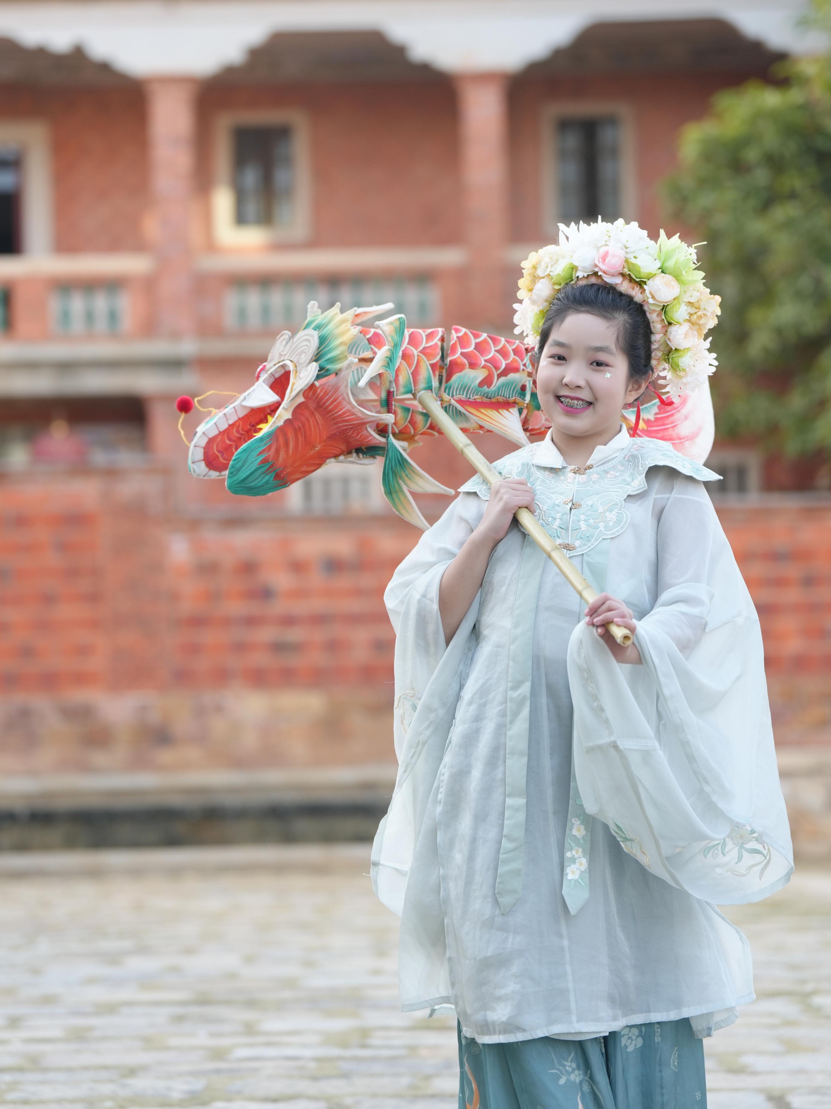 在泉州，沈女士為女兒拍下頭戴簪花的照片。受訪者供圖