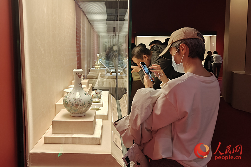 觀眾正在中國國家博物館參觀展覽。人民網(wǎng)記者 韋衍行攝