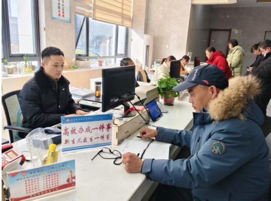 市民在 “高效辦成一件事” 窗口辦理業(yè)務(wù)。彭雪松攝