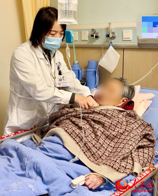 廖澤燕為張婆婆聽(tīng)診。人民網(wǎng)記者 金慧慧攝