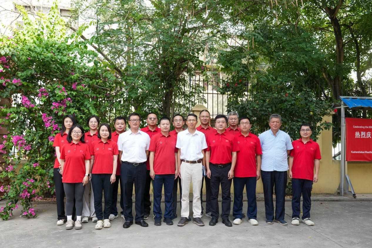 李強(qiáng)華與醫(yī)療隊合影。中國援桑醫(yī)療隊供圖