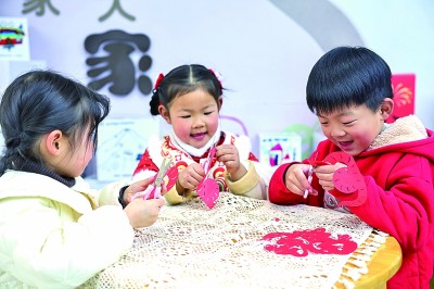 圖為孩子們在老師指導下制作蛇年主題剪紙。 新華社記者 徐昱攝
