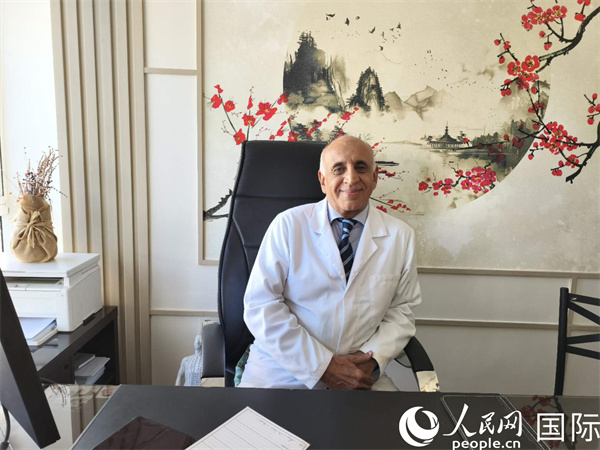 哈利勒在他的辦公室。人民網(wǎng)記者 黃培昭攝
