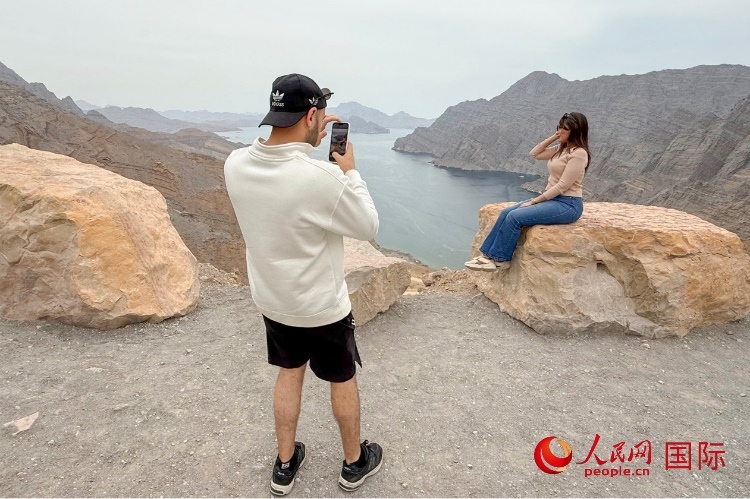 圖為游客參觀阿曼北部穆桑代姆峽灣。人民網(wǎng) 塔里克·易卜拉欣攝