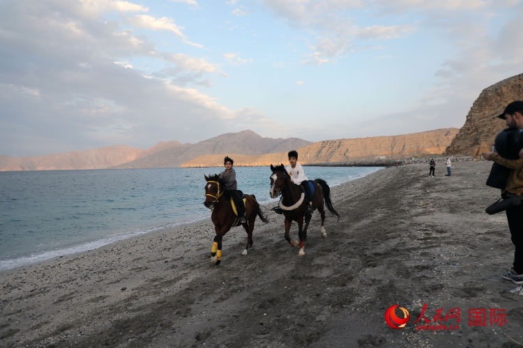 圖為游客在穆桑代姆一處海灘公園休閑玩耍。人民網(wǎng)記者 沈小曉攝