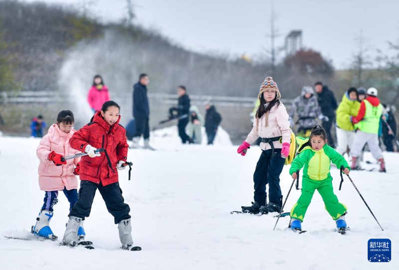 2月23日，滑雪愛(ài)好者在貴陽(yáng)市高坡云頂滑雪場(chǎng)滑雪。新華社記者 楊文斌攝