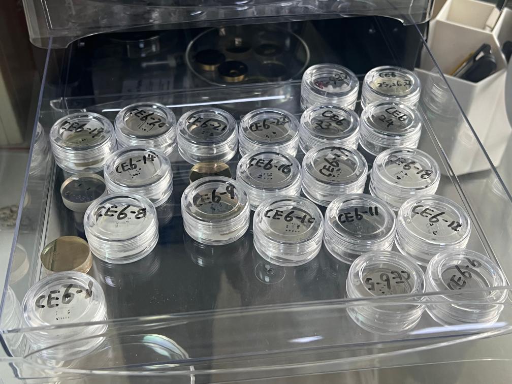包含嫦娥六號(hào)樣品的樹脂靶。新華社記者 溫競(jìng)?cè)A 攝
