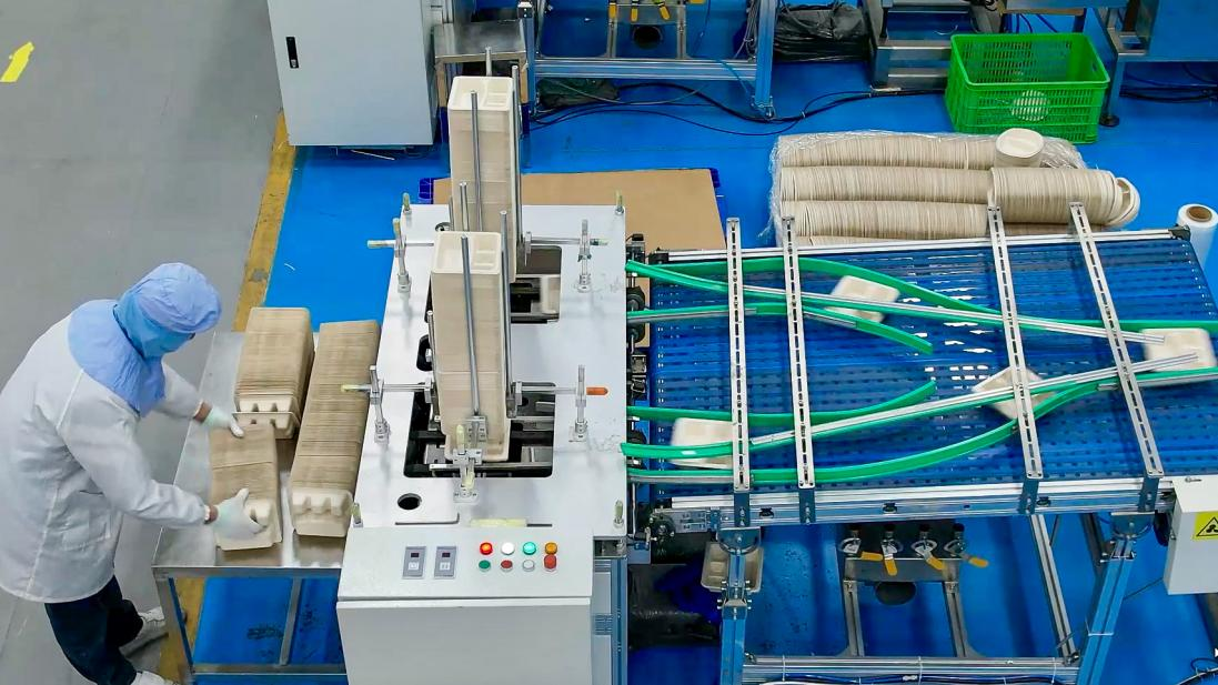 來賓市糖企用甘蔗渣制造環(huán)保餐具(央廣網發(fā) 覃飛翔 攝)