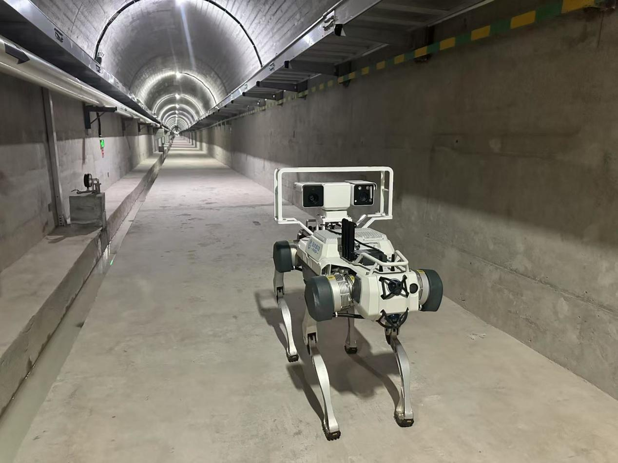 機(jī)器人正在對(duì)大壩廊道進(jìn)行巡檢，重點(diǎn)監(jiān)測(cè)裂縫，滲水點(diǎn)，積水等。水利部供圖