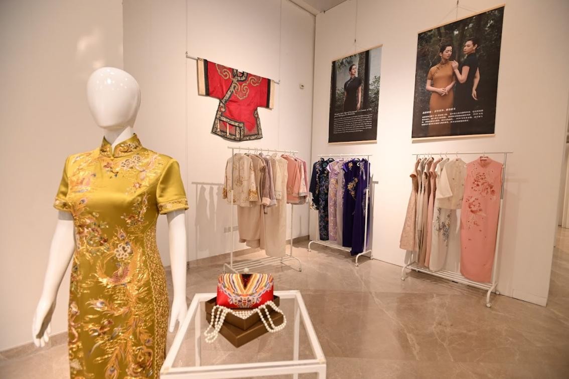 展覽現(xiàn)場展出各種款式的精美旗袍。新加坡中國文化中心供圖