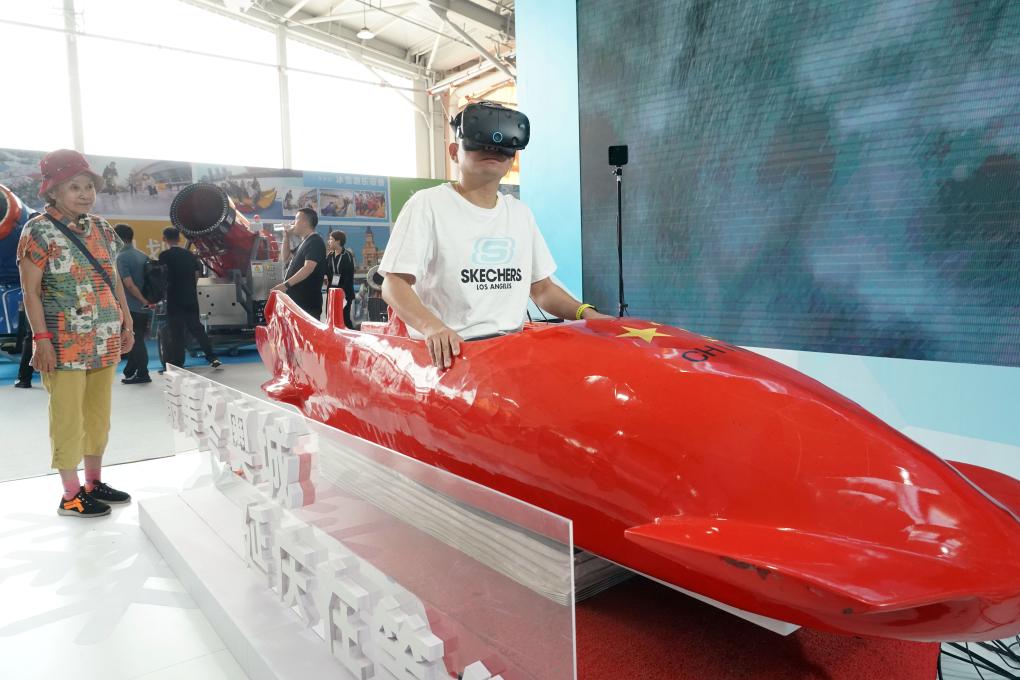 2023年9月15日，觀眾在2023國際冬季運動（北京）博覽會現(xiàn)場通過VR設(shè)備體驗雪車。新華社記者 任超 攝