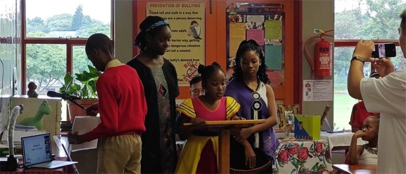 南非學生介紹南非。