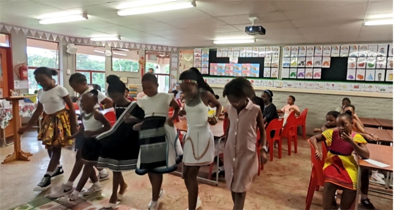 南非學生表演非洲歌舞，