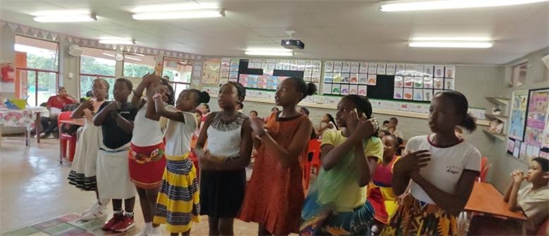 南非學生展示民族服飾，合唱《聽我說謝謝你》。